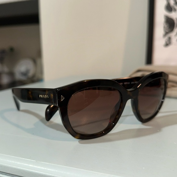 Prada sunglasses - Picture 1 of 3